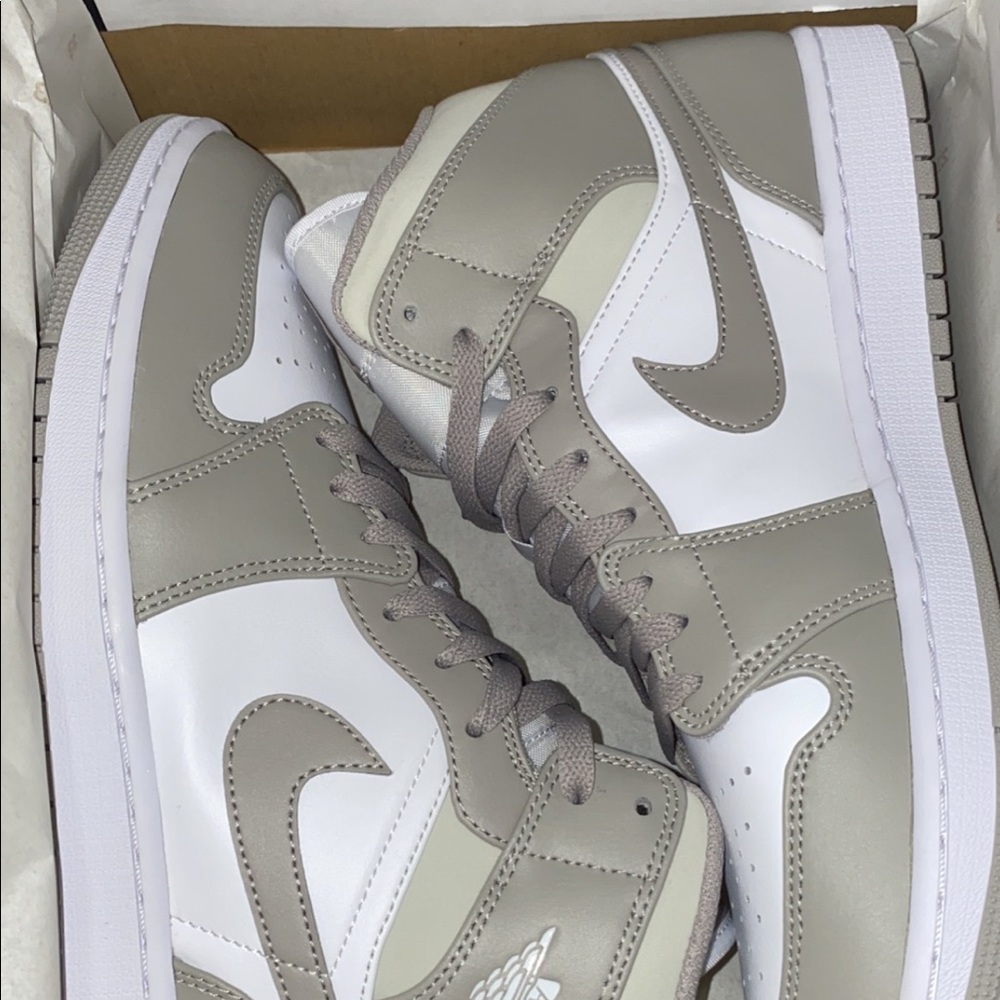 Air Jordan 1 Mid Linen